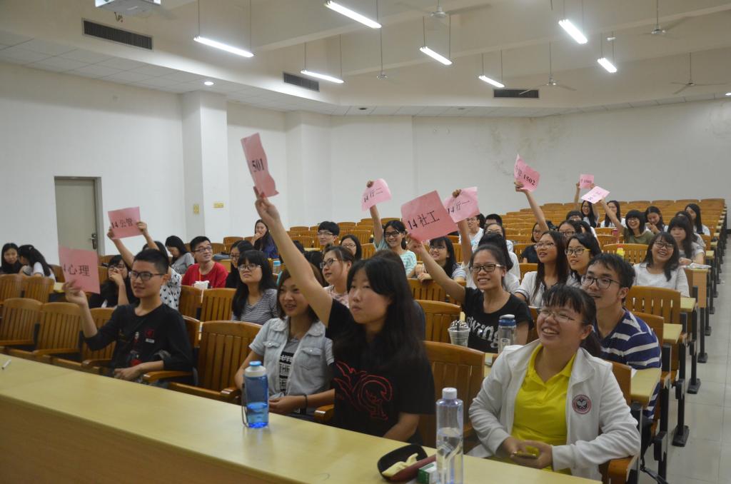 抢答环节各党支部踊跃参与