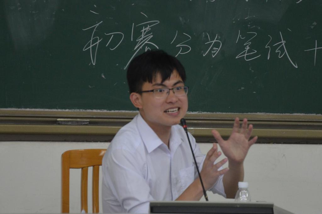 党支部书记代表、主持人林岁轩与党员们互动交流