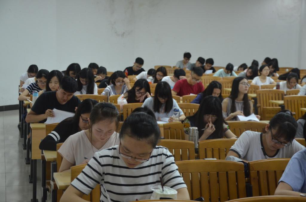 “两学一做”知识竞赛笔试环节党员们认真作答