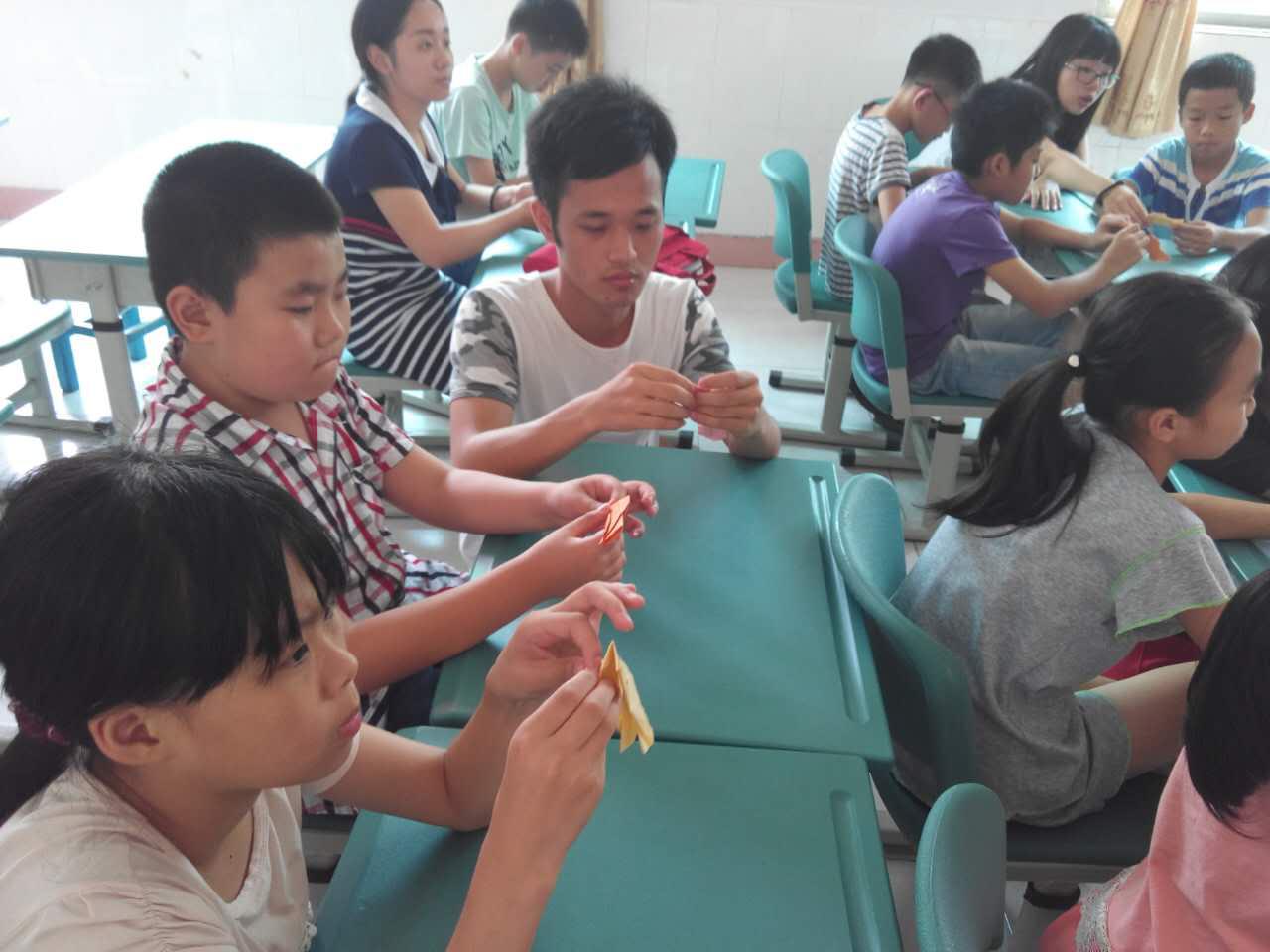 手工课助教在教小星星折纸