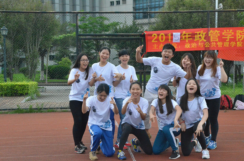 充满活力的同学