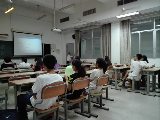 大小粤亮们正在观看影片