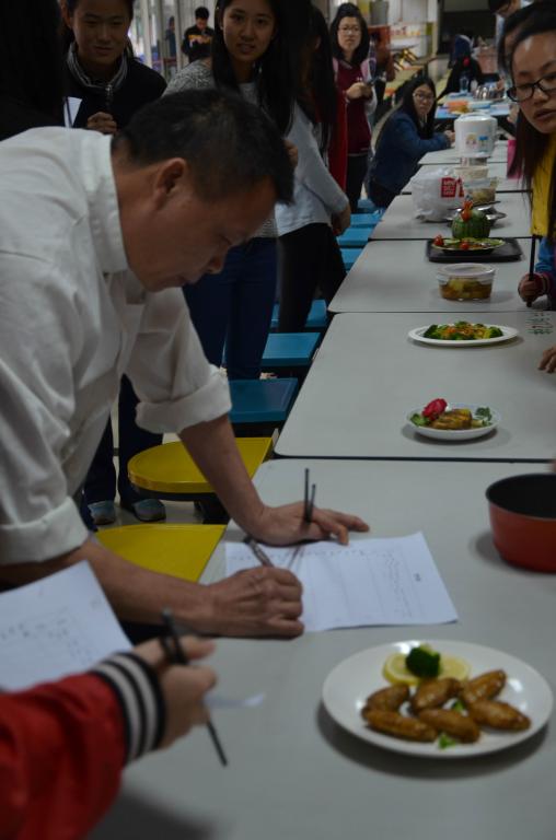 评委在认真打分