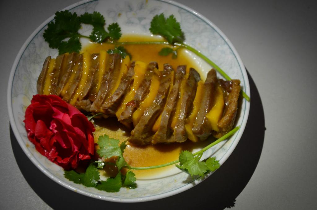 “冠军菜”——鲜芒梅子酿鸭胸