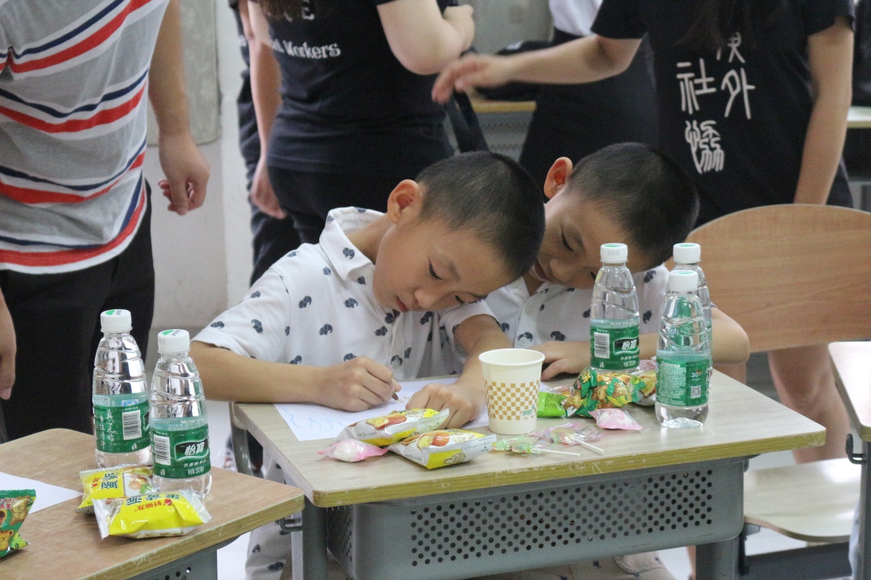 认真创作中的小朋友