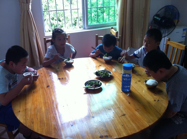 留校吃饭的学生