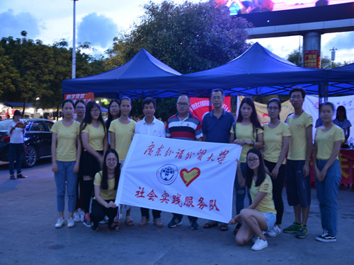 教育局领导与队员合影留念