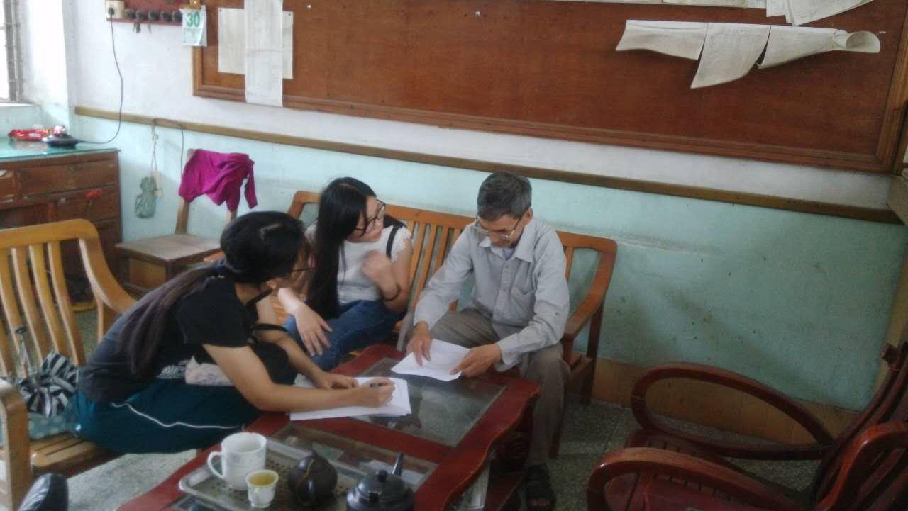 调研组组员在采访退休的老职员爷爷