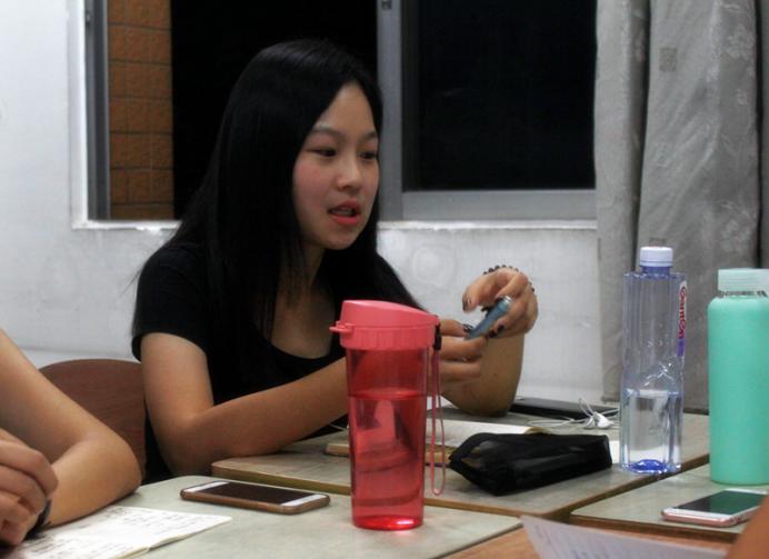 菁英发展计划成员在分享自己的观点