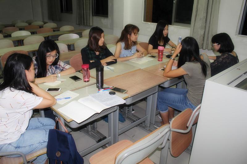 菁英发展计划成员在作点评