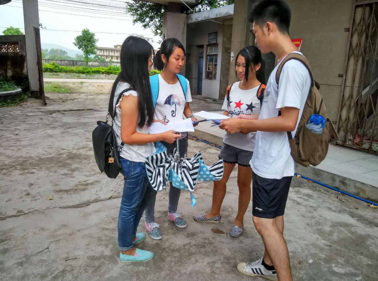 调研组在讨论调研分工和步骤