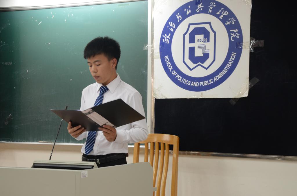 学生会主席杜浩鹏作工作报告