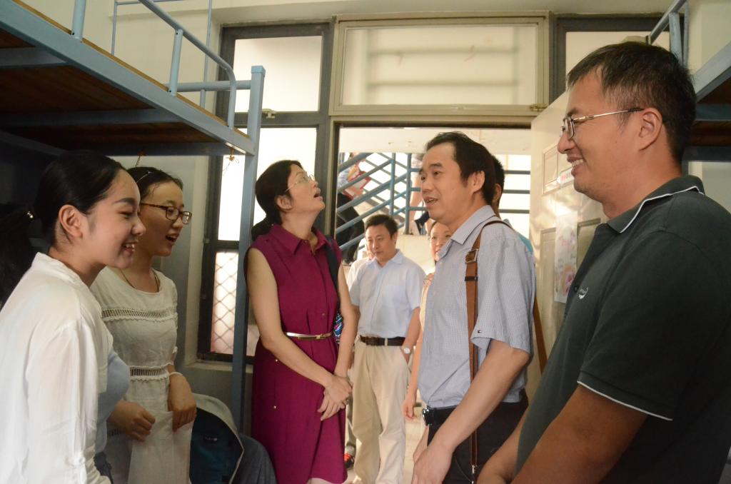 学院领导到宿舍慰问新生