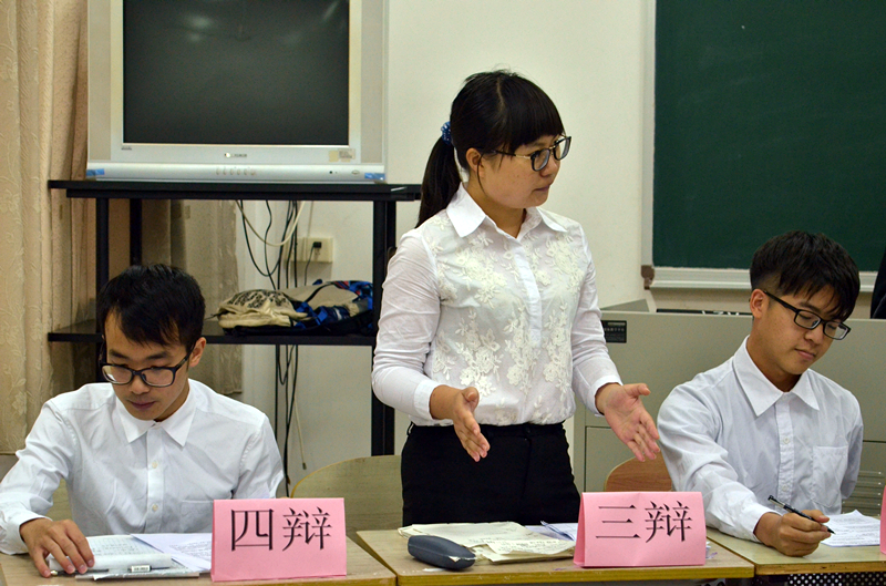 双方着衣一黑一白,可谓是“针锋相对”