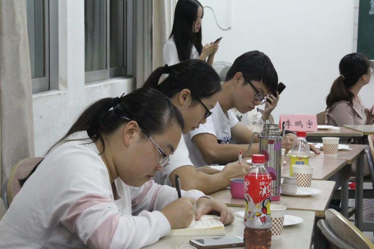 同学们认真做笔记