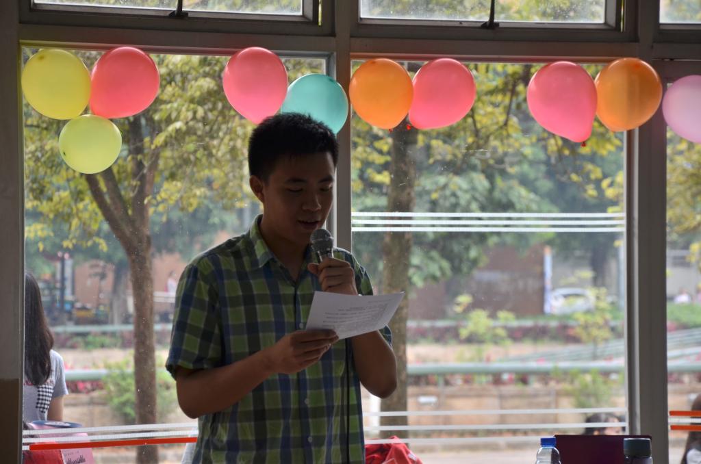 主持人宣布比赛开始