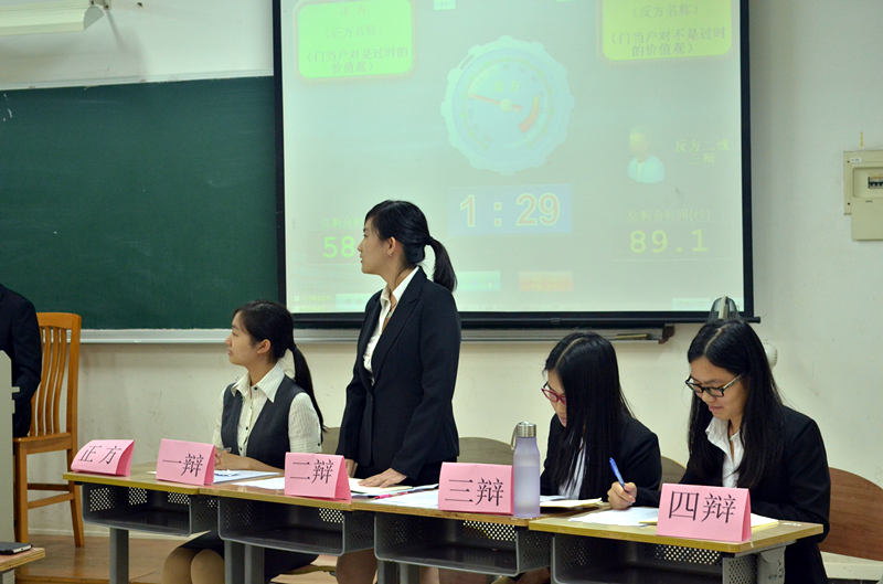 双方着衣一黑一白,可谓是“针锋相对”