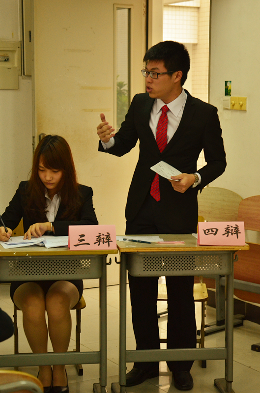 正方四辩正在进行发言