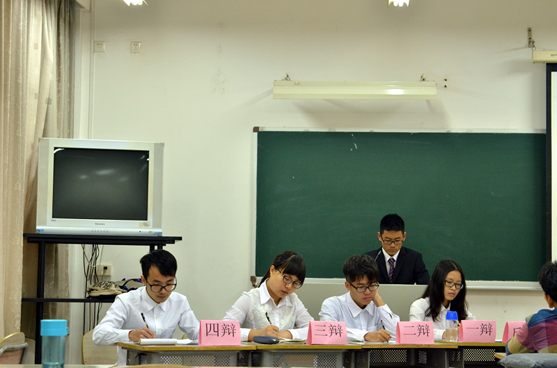 双方着衣一黑一白,可谓是“针锋相对”