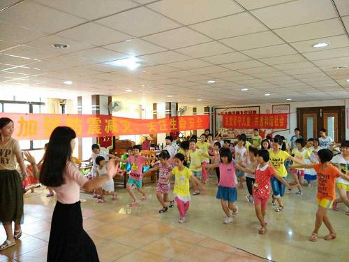 孩子们在上舞蹈课