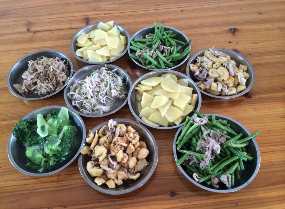 后勤小队精心准备的丰盛菜肴