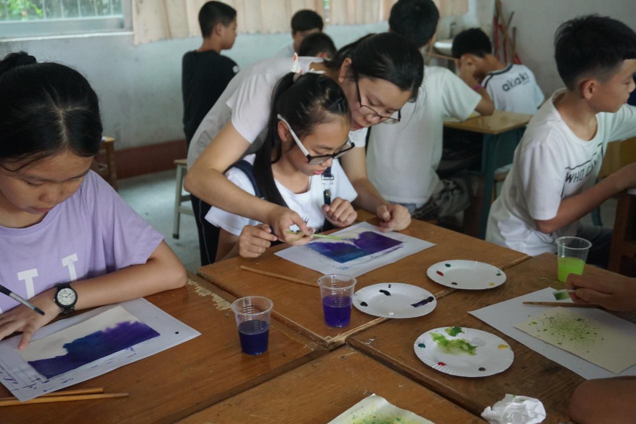 美术课上老师指导油墨画