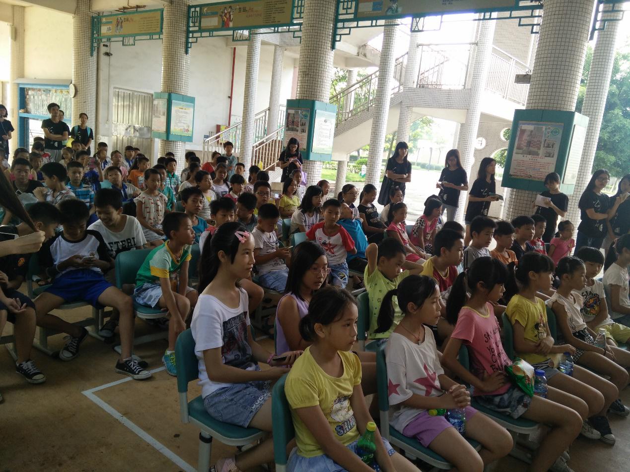 台下小朋友认真看表演