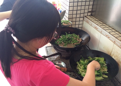 后勤组组长下厨