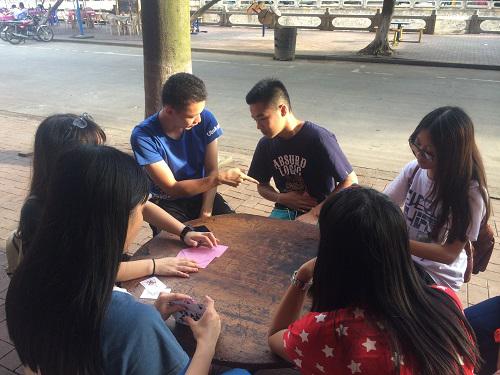 同学们在玩游戏