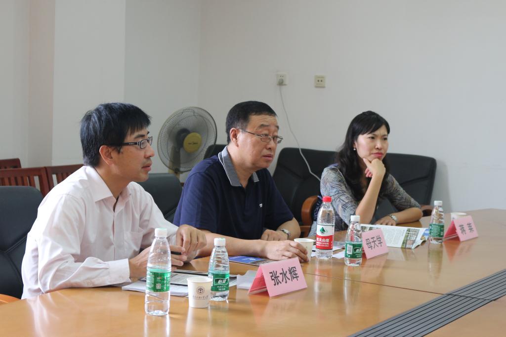 来自上海对外经贸大学的代表