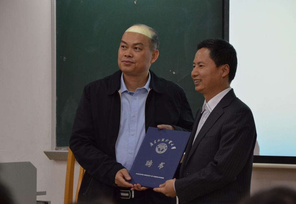 校党委副书记卢景辉为谭教授颁发聘书