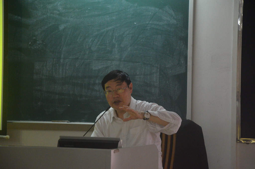 时教授讲得十分投入