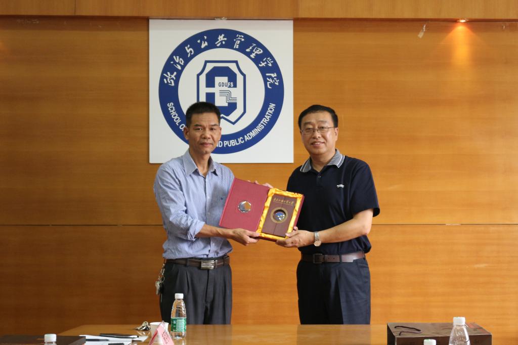 高书记向上海对外经贸大学代表赠送礼物