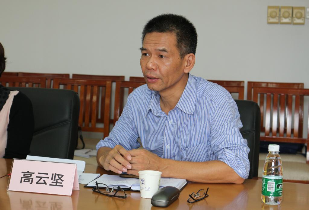 党委书记高云坚认真倾听