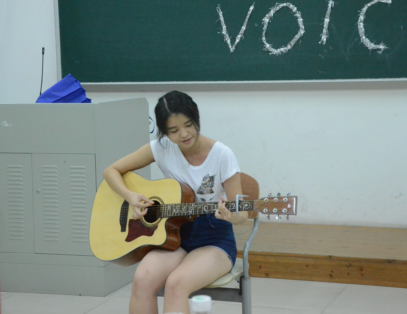 帅气的吉他女孩