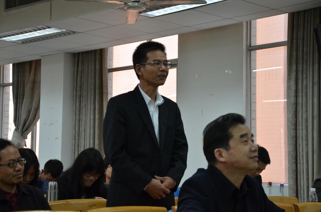 院党委书记高云坚进行提问