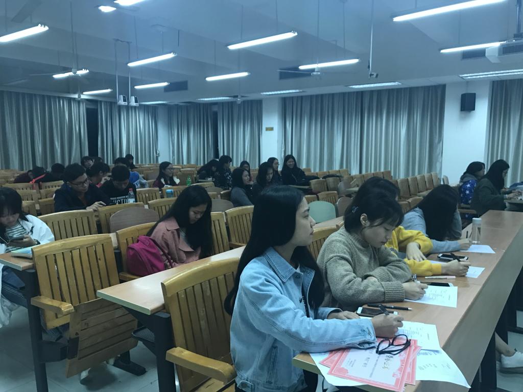 观众们正在观看台上大小粤亮的展示