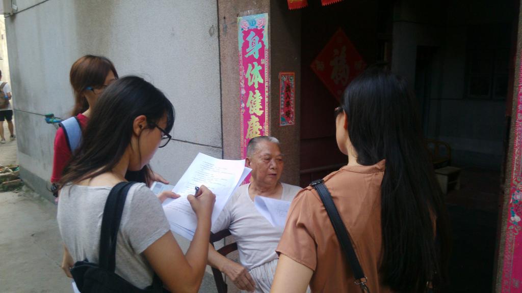 调研组深入民巷采访