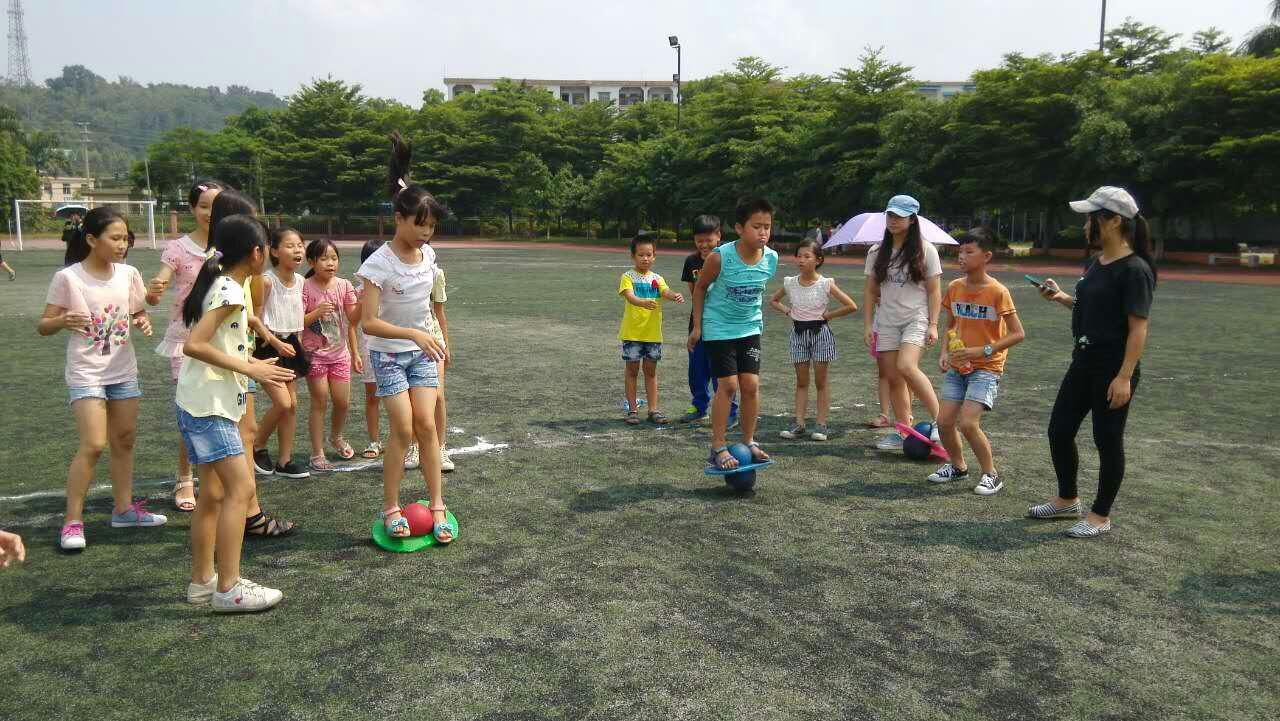 孩子们正在玩“兔子跳高”