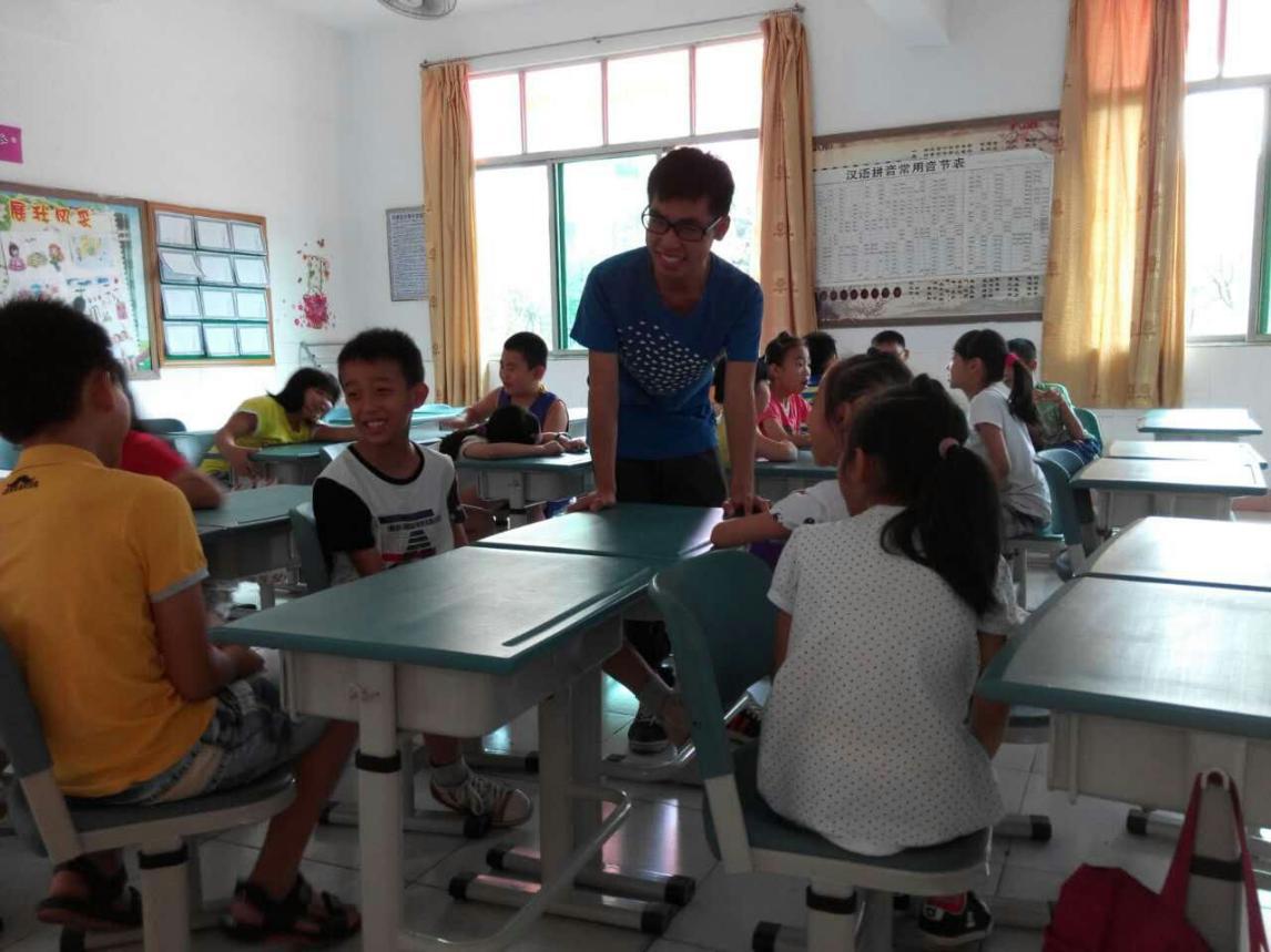 课间谭剑生老师和同学们谈笑