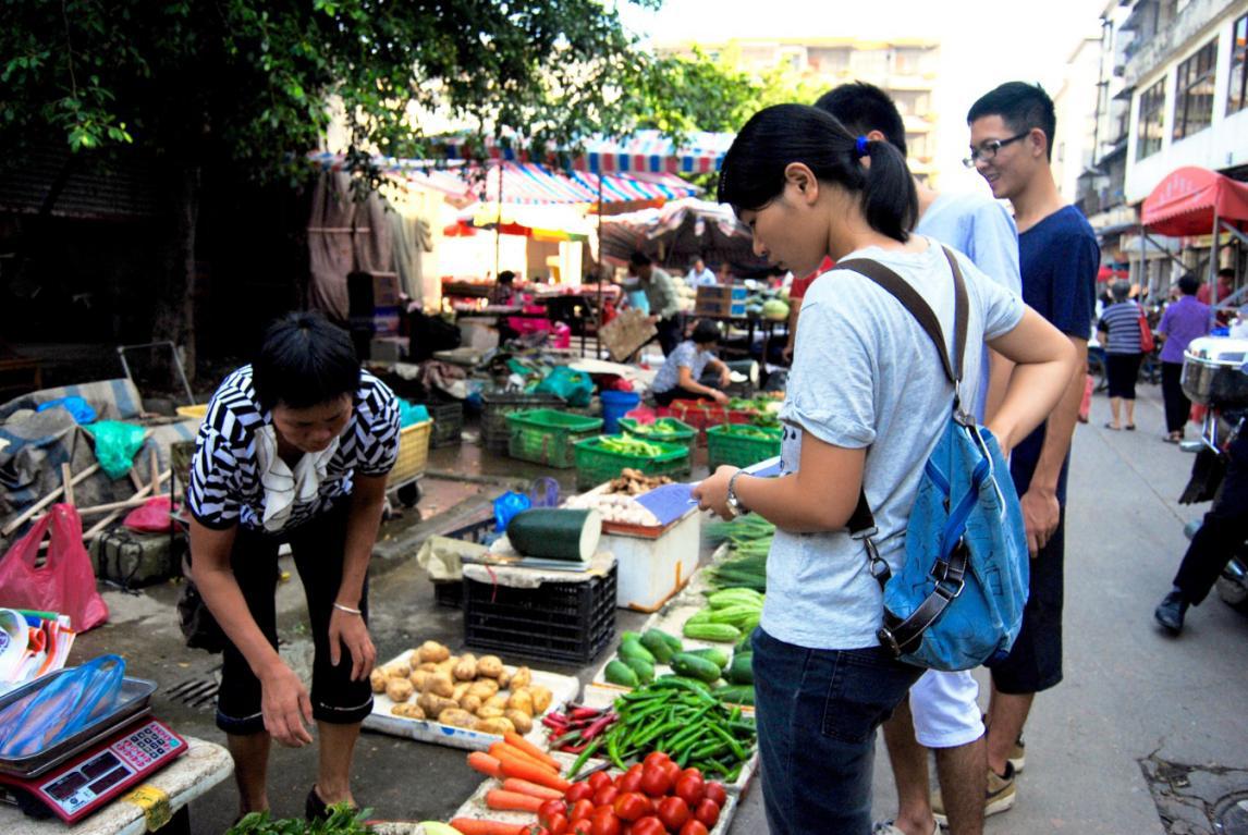 后勤组组员们在采购