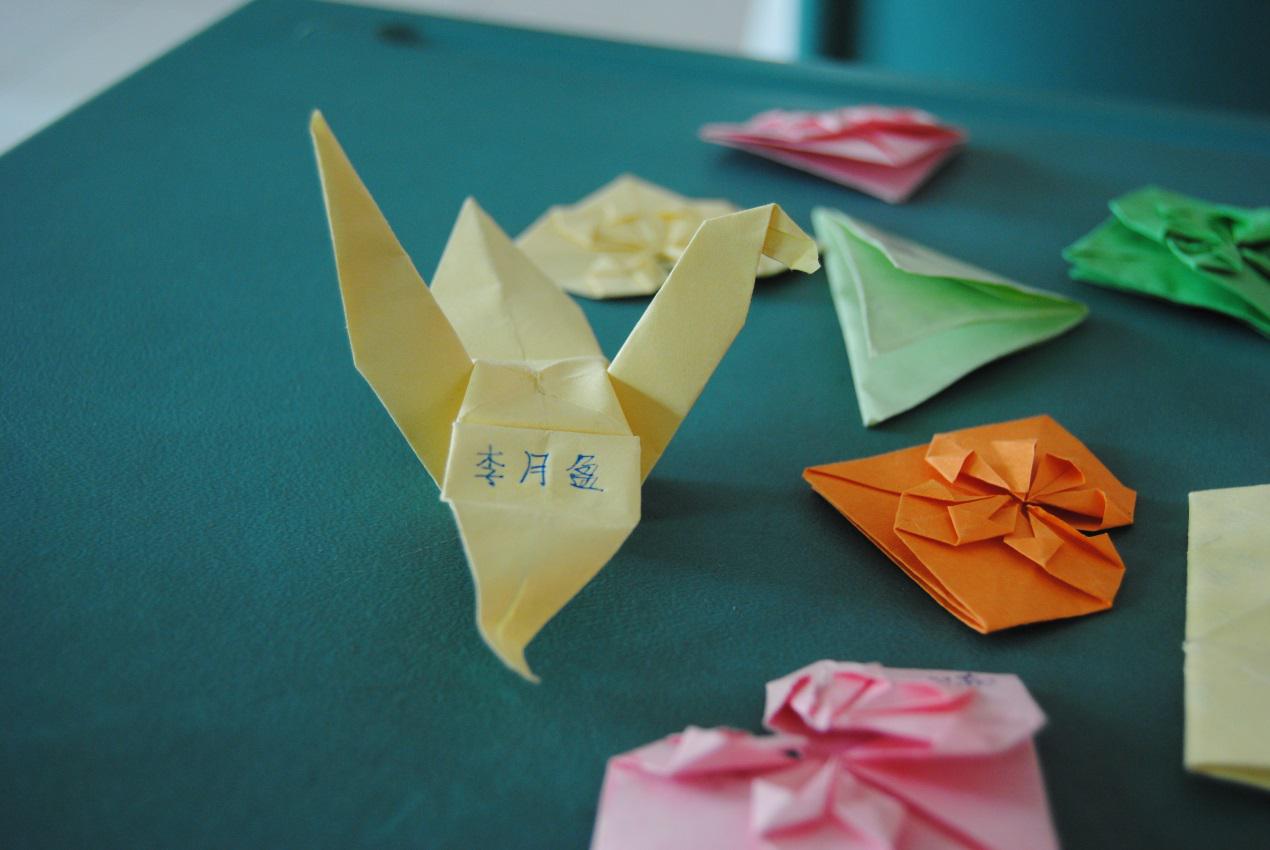 用心折给大星星的千纸鹤