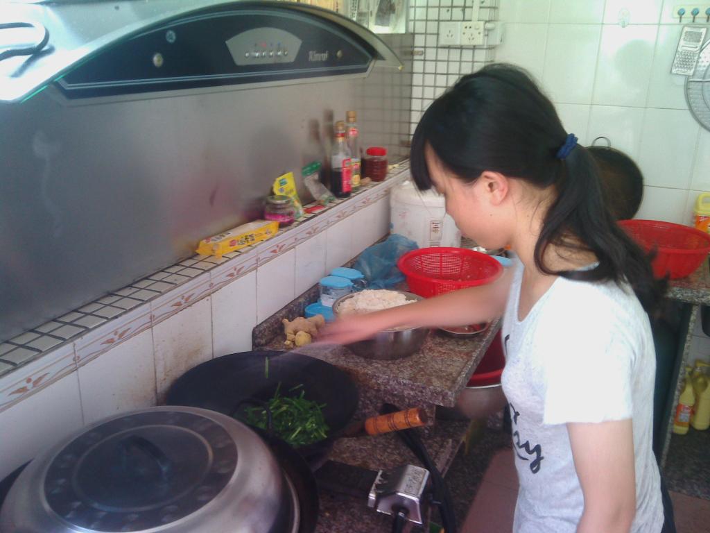 后勤组组员在炒菜