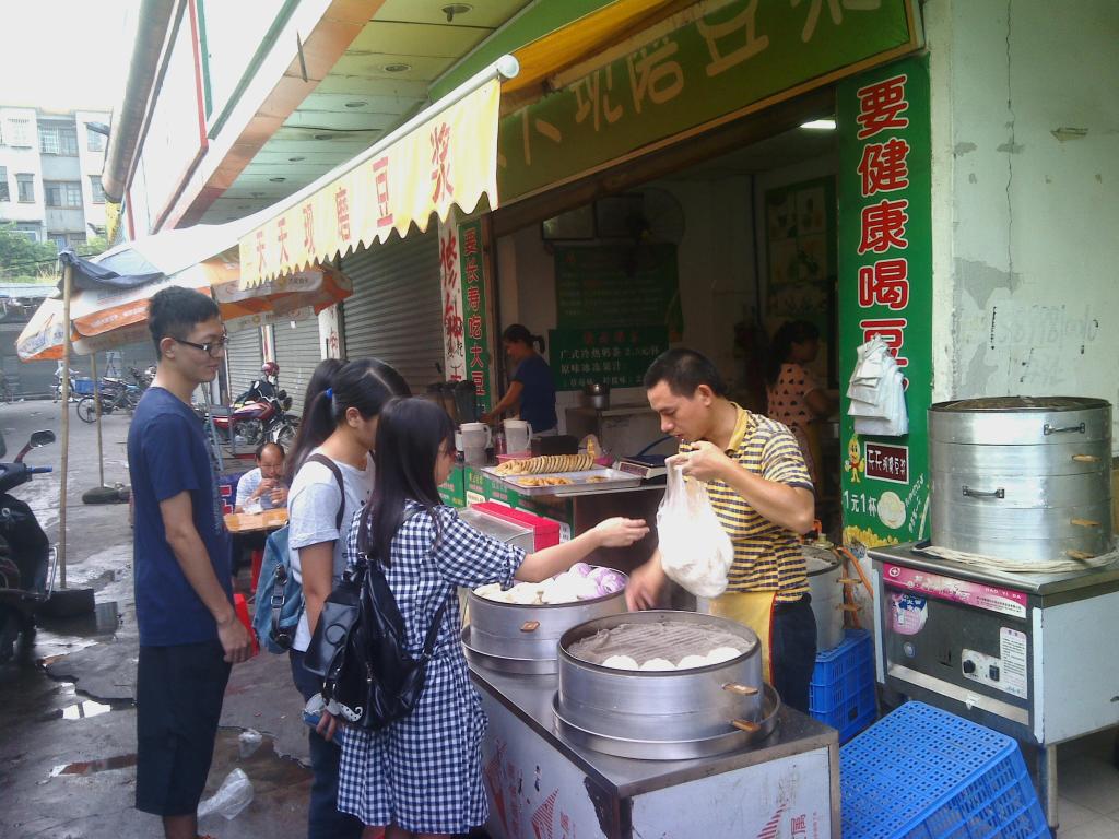 队员们正在买早餐