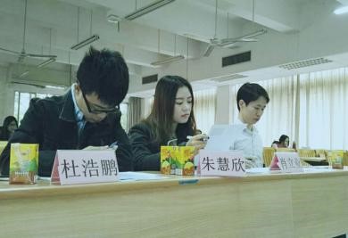 (面试官在认真的评分和点评)