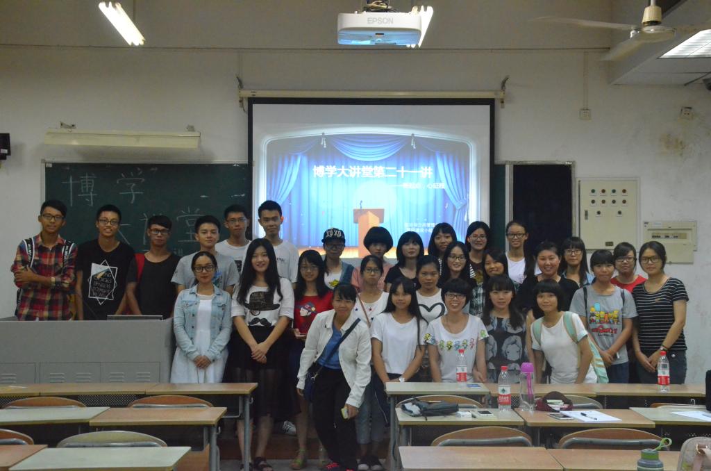 同学们合影留念