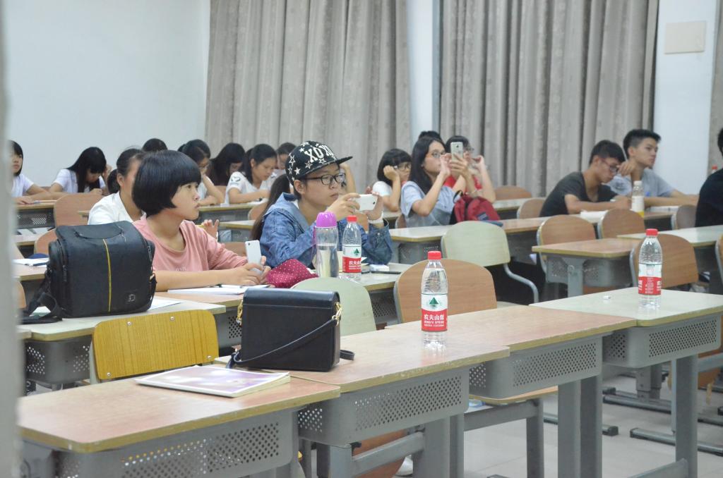 台下同学认真听讲