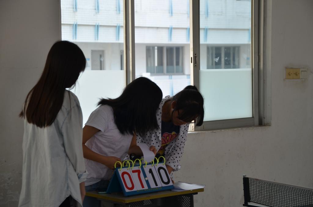 认真工作的体育部干事