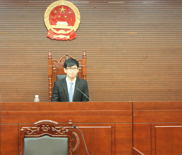 主持人宣布表演赛开始