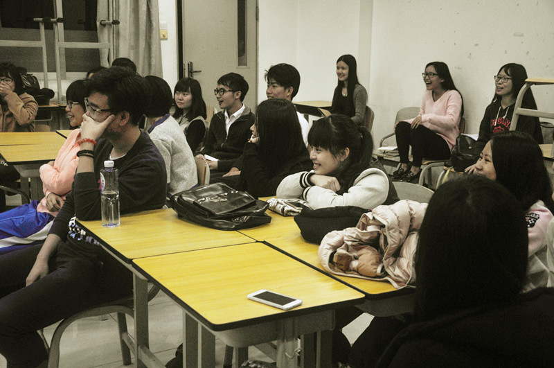 全神贯注的同学